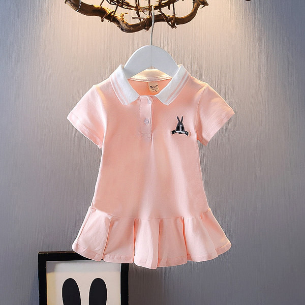 Nyári ruha klasszikus gallérral és fürtökkel