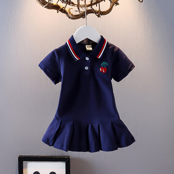 Nyári ruha klasszikus gallérral és fürtökkel