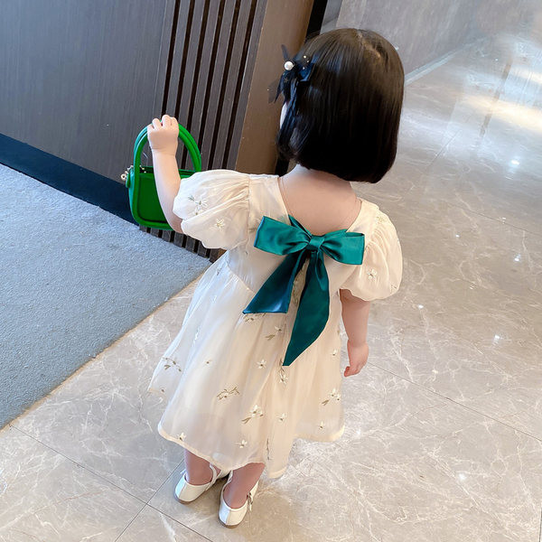 Dječja kratka haljina s trakom i cvjetnim uzorkom