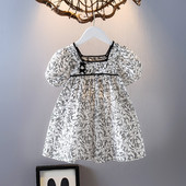 Dječja haljina s četvrtastim izrezom i kratkim rukavima