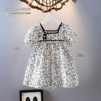 Dječja haljina s četvrtastim izrezom i kratkim rukavima