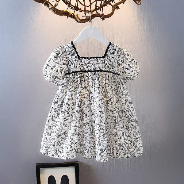 Dječja haljina s četvrtastim izrezom i kratkim rukavima