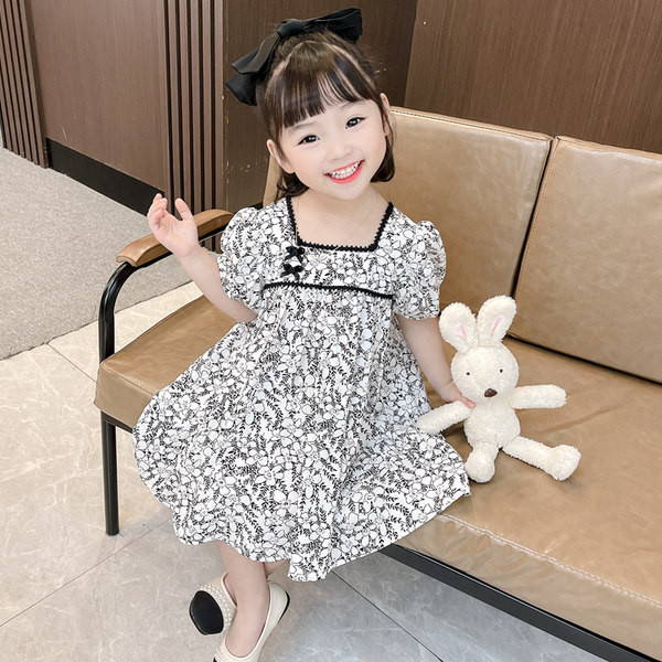 Dječja haljina s četvrtastim izrezom i kratkim rukavima