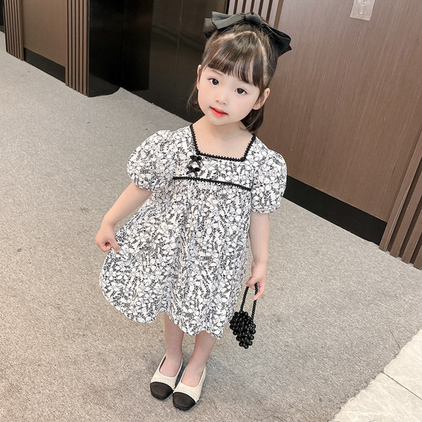 Dječja haljina s četvrtastim izrezom i kratkim rukavima