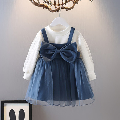 Punase ja sinise värvi paela ja tülliga lastekleit