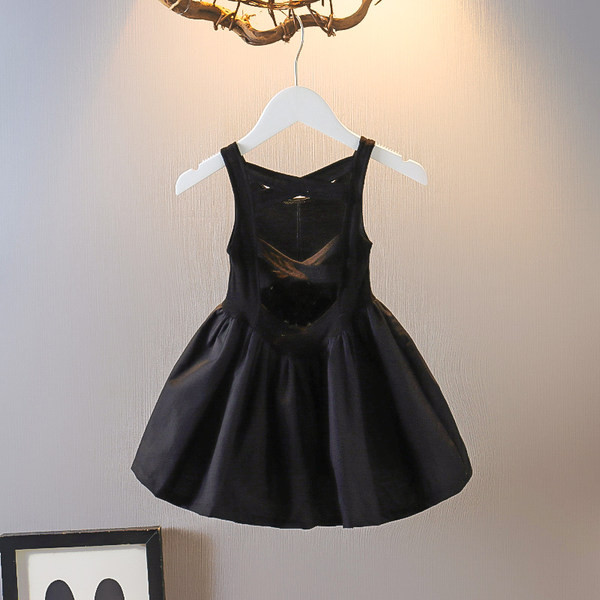 Seljas ristrihmadega suvekleit