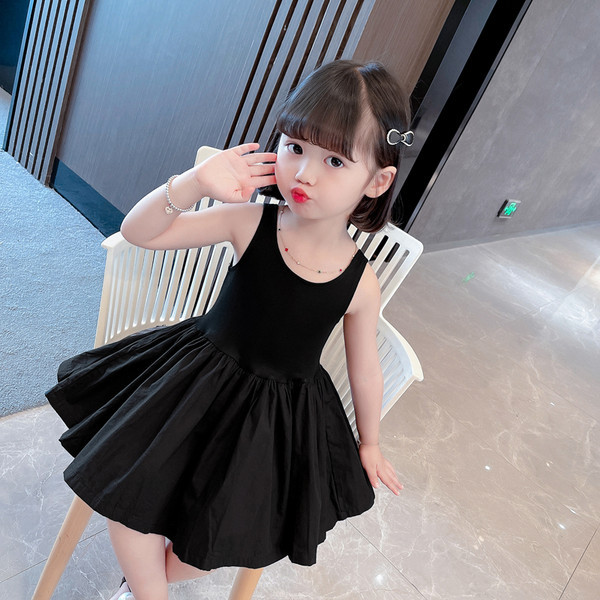 Seljas ristrihmadega suvekleit