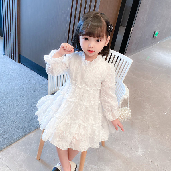 Kevadine valge kleit tüdrukutele - lõikega mudel