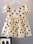 Παιδικό φόρεμα με τετράγωνη λαιμόκοψη και κοντό μανίκι