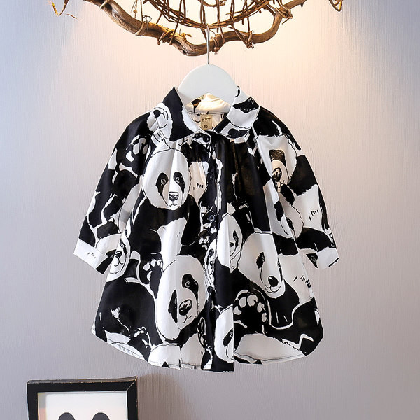 Gyermekszerep hosszú ujjal és gombokkal