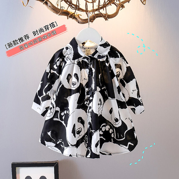 Gyermekszerep hosszú ujjal és gombokkal