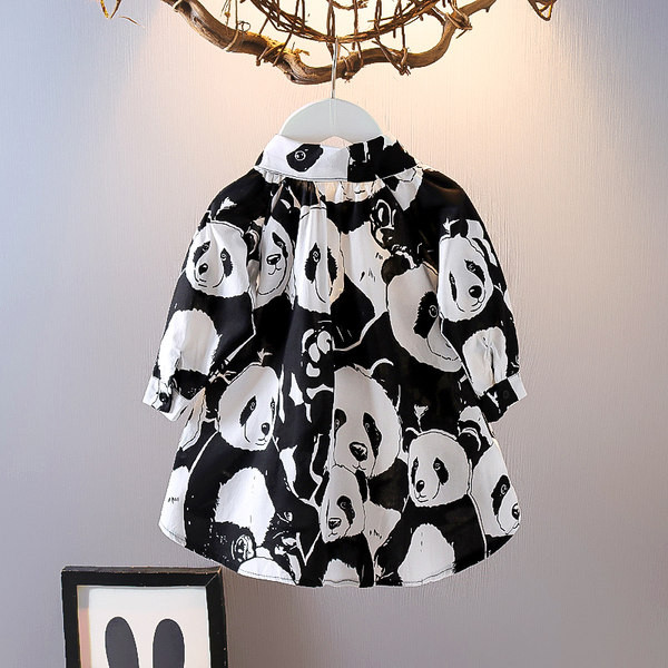 Gyermekszerep hosszú ujjal és gombokkal