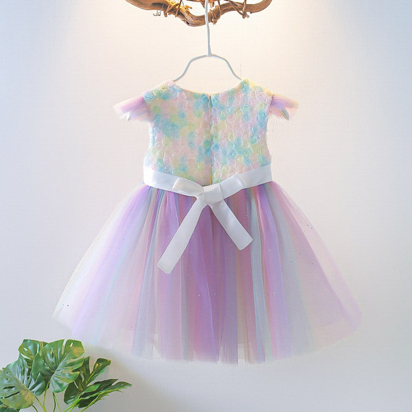 Värviline tülliga lastekleit