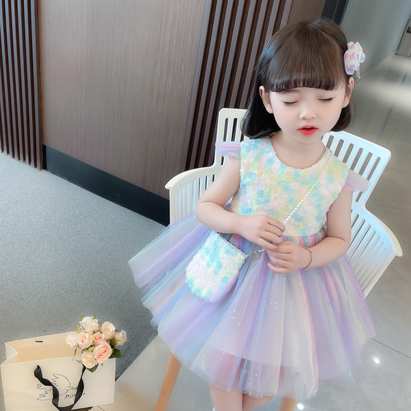 Värviline tülliga lastekleit