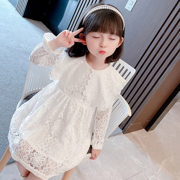 Valge pitsiga lastekleit