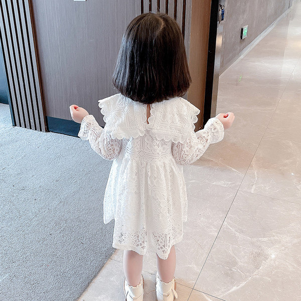 Valge pitsiga lastekleit