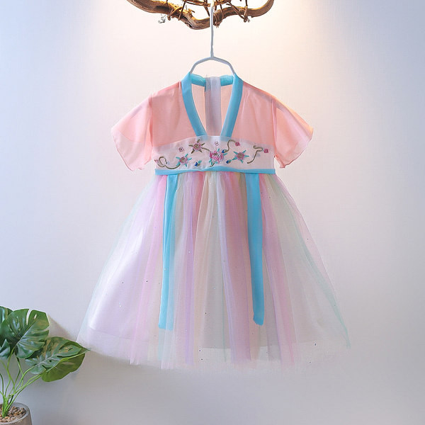 Új modell gyerekruha hímzéssel