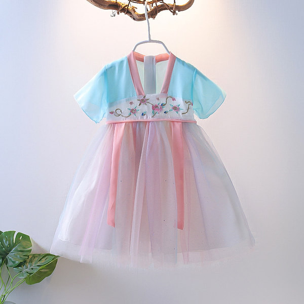 Új modell gyerekruha hímzéssel