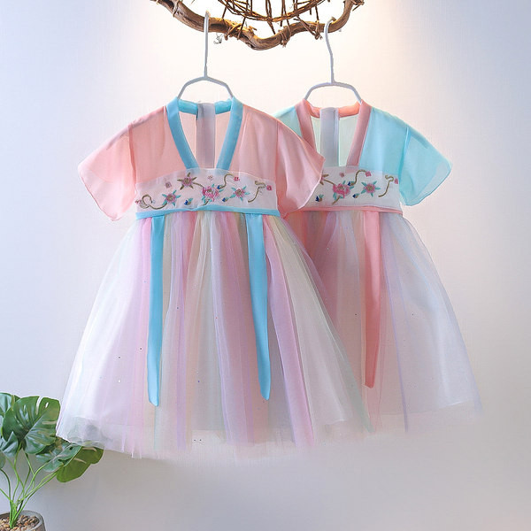 Új modell gyerekruha hímzéssel