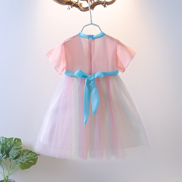 Új modell gyerekruha hímzéssel