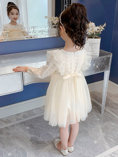 Gyerekruha hosszú ujjú fürtökkel és szalaggal