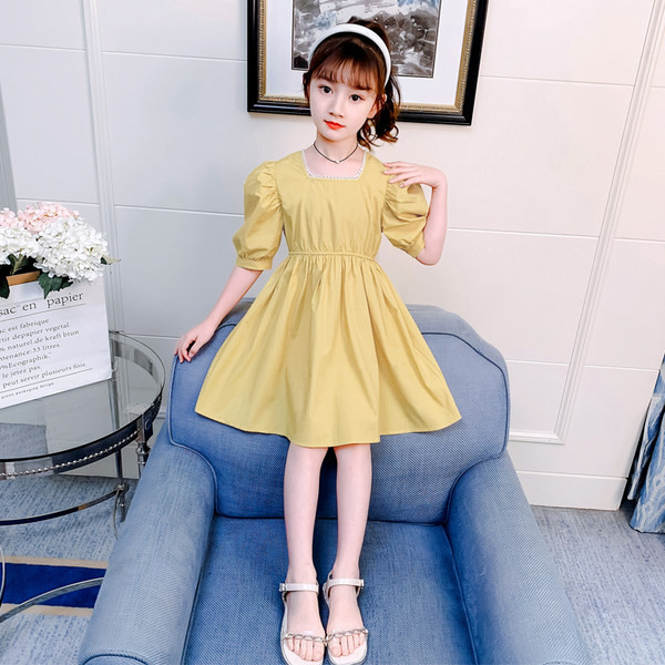 Dječja haljina s četvrtastim izrezom i kratkim rukavima žute boje