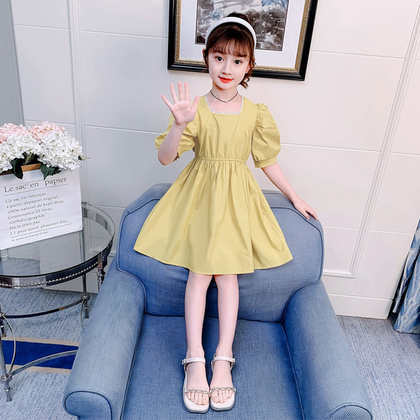 Dječja haljina s četvrtastim izrezom i kratkim rukavima žute boje