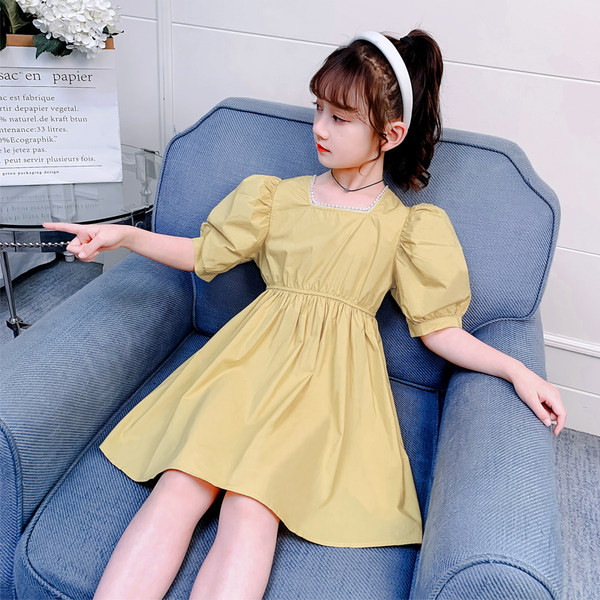 Dječja haljina s četvrtastim izrezom i kratkim rukavima žute boje