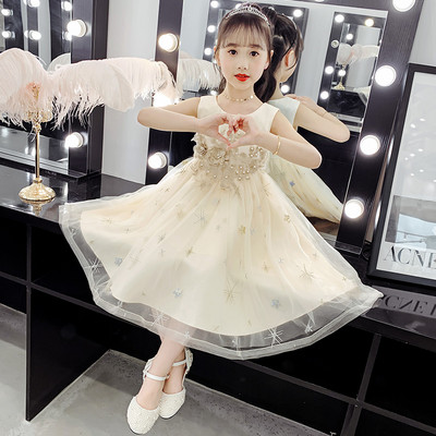 Új modell ruha gyöngyökkel és virágokkal