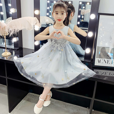 Új modell ruha gyöngyökkel és virágokkal