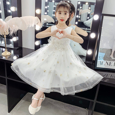 Új modell ruha gyöngyökkel és virágokkal