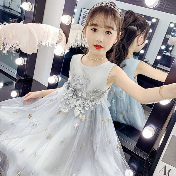 Új modell ruha gyöngyökkel és virágokkal