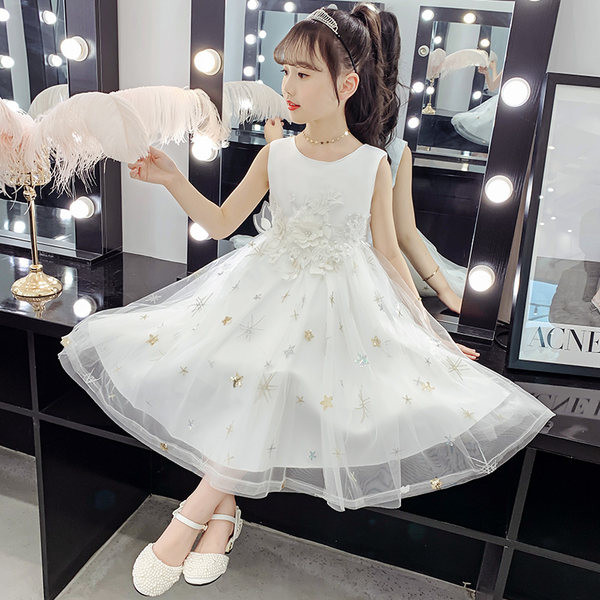 Új modell ruha gyöngyökkel és virágokkal