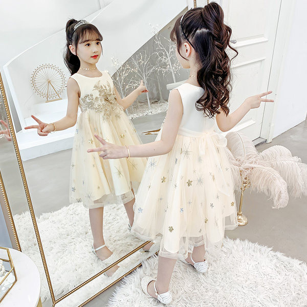 Új modell ruha gyöngyökkel és virágokkal