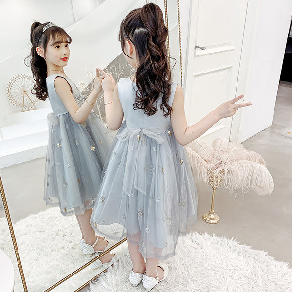 Új modell ruha gyöngyökkel és virágokkal