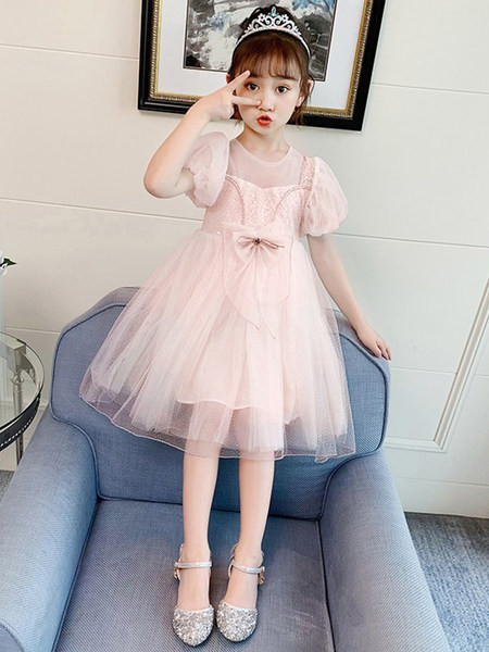 Modern ruha tüllel és szalaggal