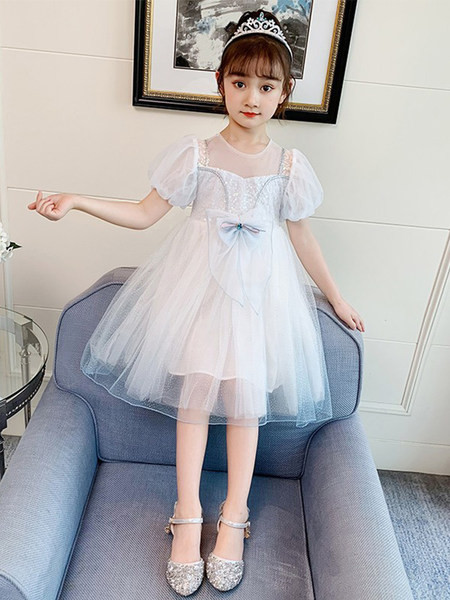 Modern ruha tüllel és szalaggal