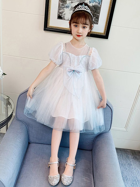 Modern ruha tüllel és szalaggal