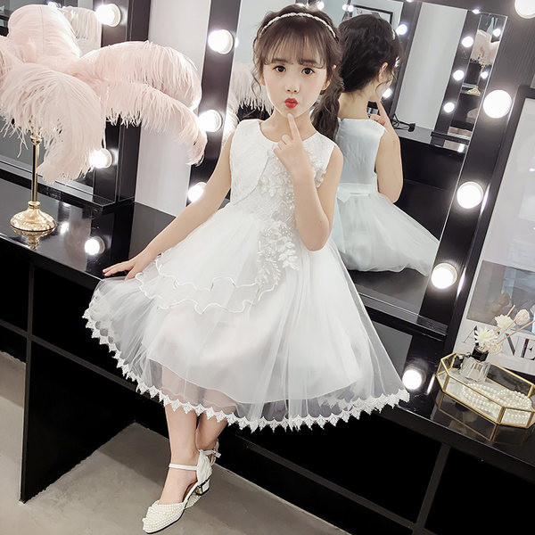 Elegantne tülli ja pitsiga lastekleit