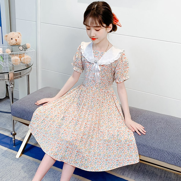 Lillemustri ja kraega väljalõigatud mudelkleit tüdrukutele