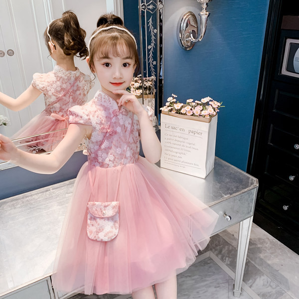 Παιδικό μοντέρνο φόρεμα με κοντό μανίκι και τρισδιάστατη διακόσμηση