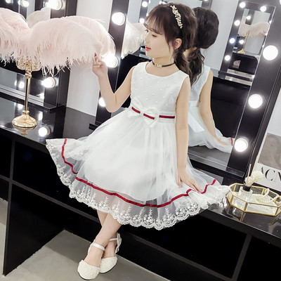 Elegantne pitsi ja paelaga lastekleit