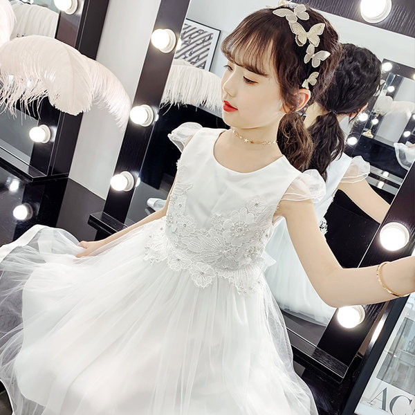 Κομψό παιδικό φόρεμα με κέντημα και στρογγυλή λαιμόκοψη