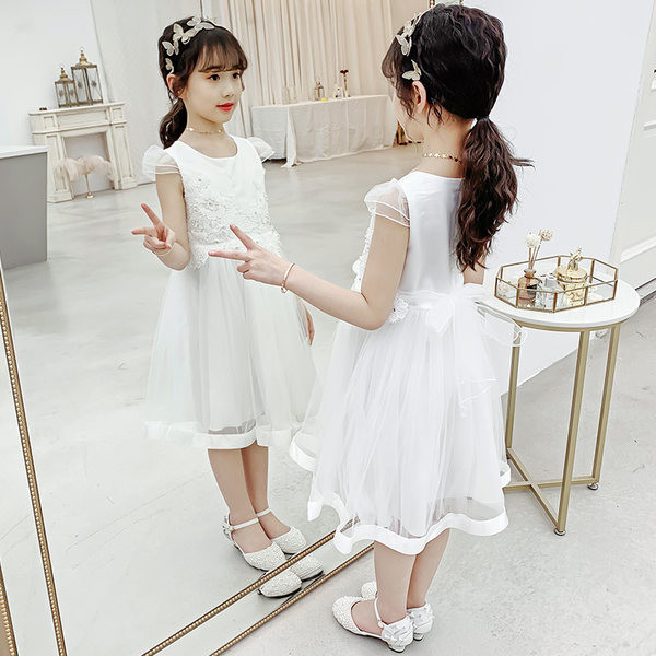 Κομψό παιδικό φόρεμα με κέντημα και στρογγυλή λαιμόκοψη