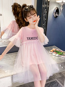 Roosa kirjaga ja tülliga lastekleit