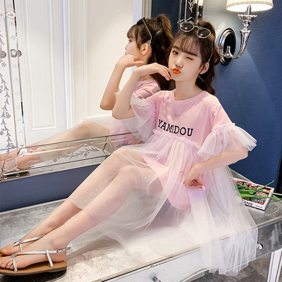 Roosa kirjaga ja tülliga lastekleit