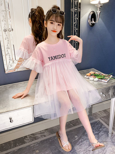 Roosa kirjaga ja tülliga lastekleit