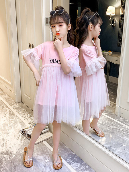 Roosa kirjaga ja tülliga lastekleit