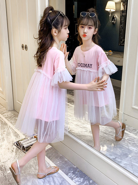 Roosa kirjaga ja tülliga lastekleit