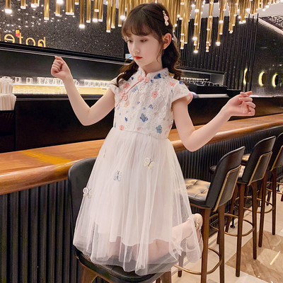 Új modell ruha lányoknak hímzéssel